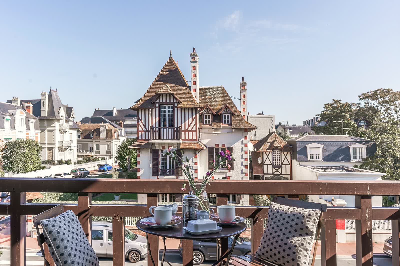 Balcon d’une villa, vue sur les villas voisines