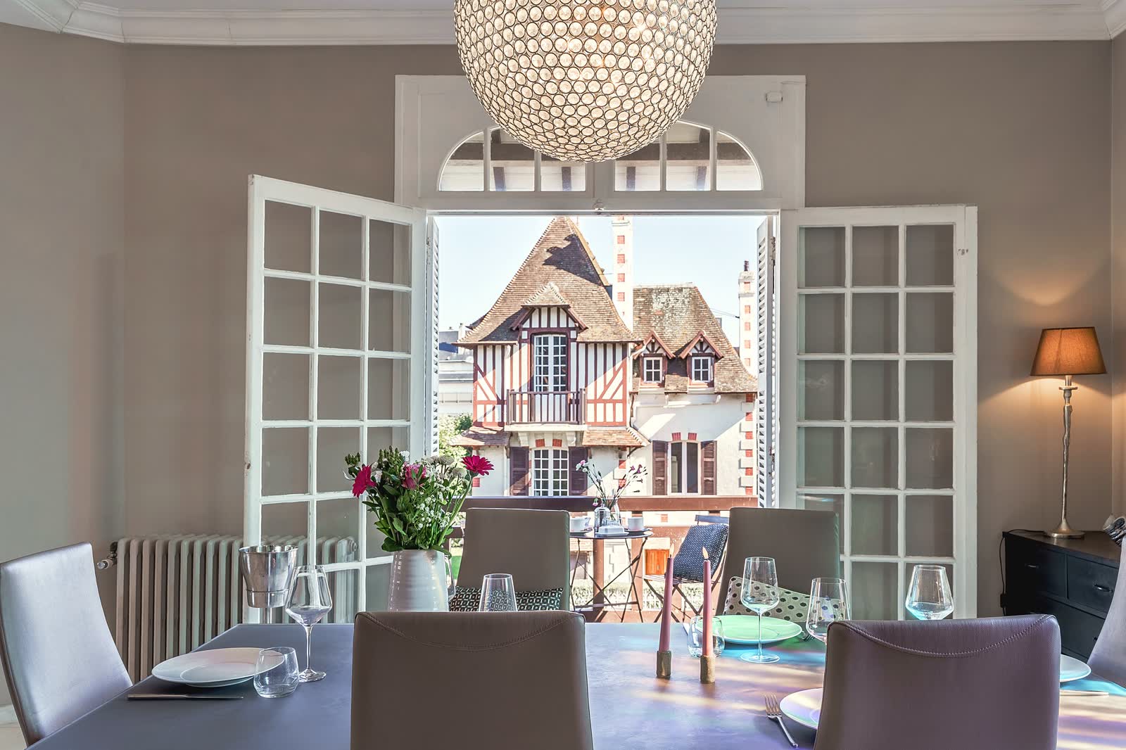Salle à manger d’une villa, table et chaises
