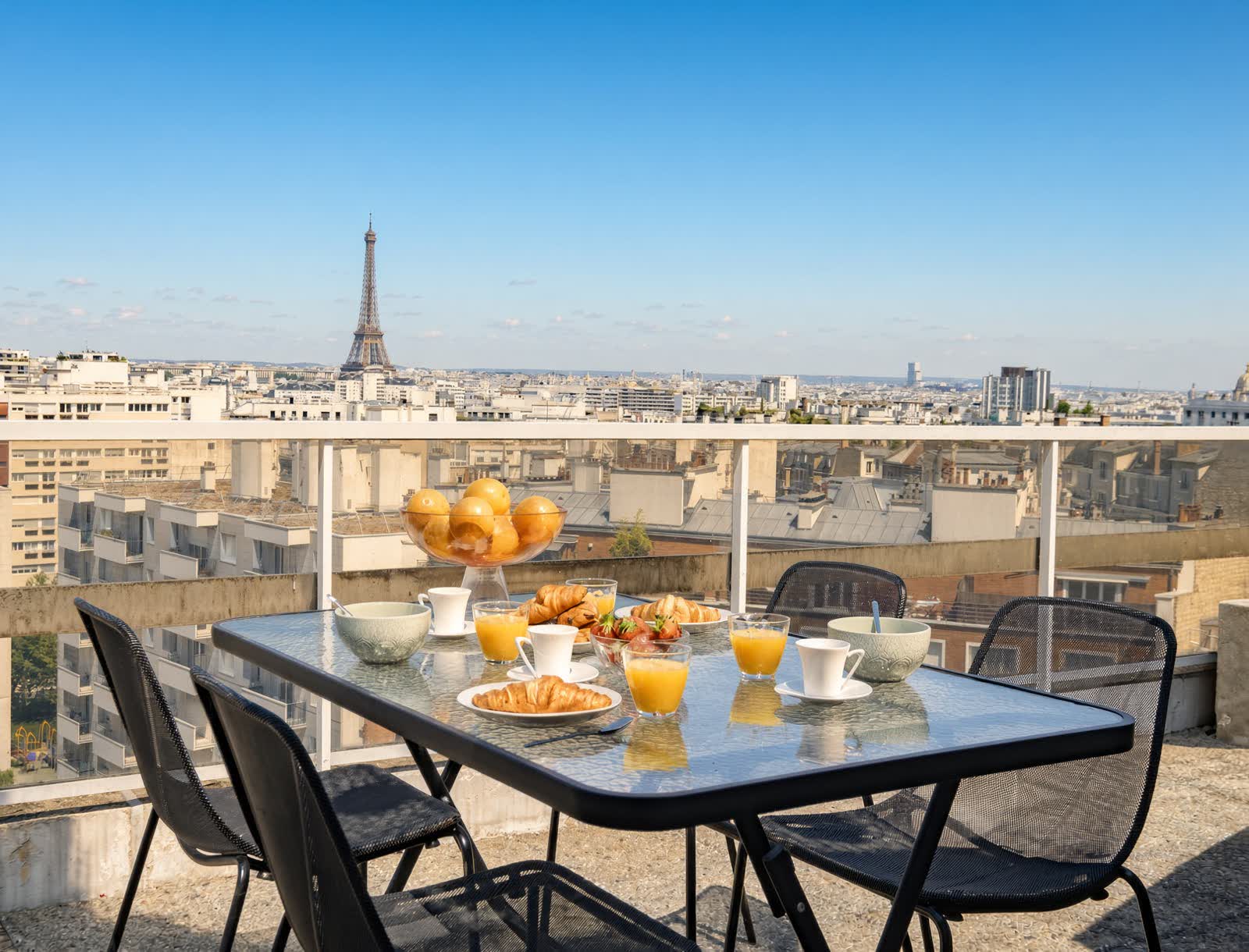 Terrasse d’un appartement à Paris, vue vers la tour Eiffel