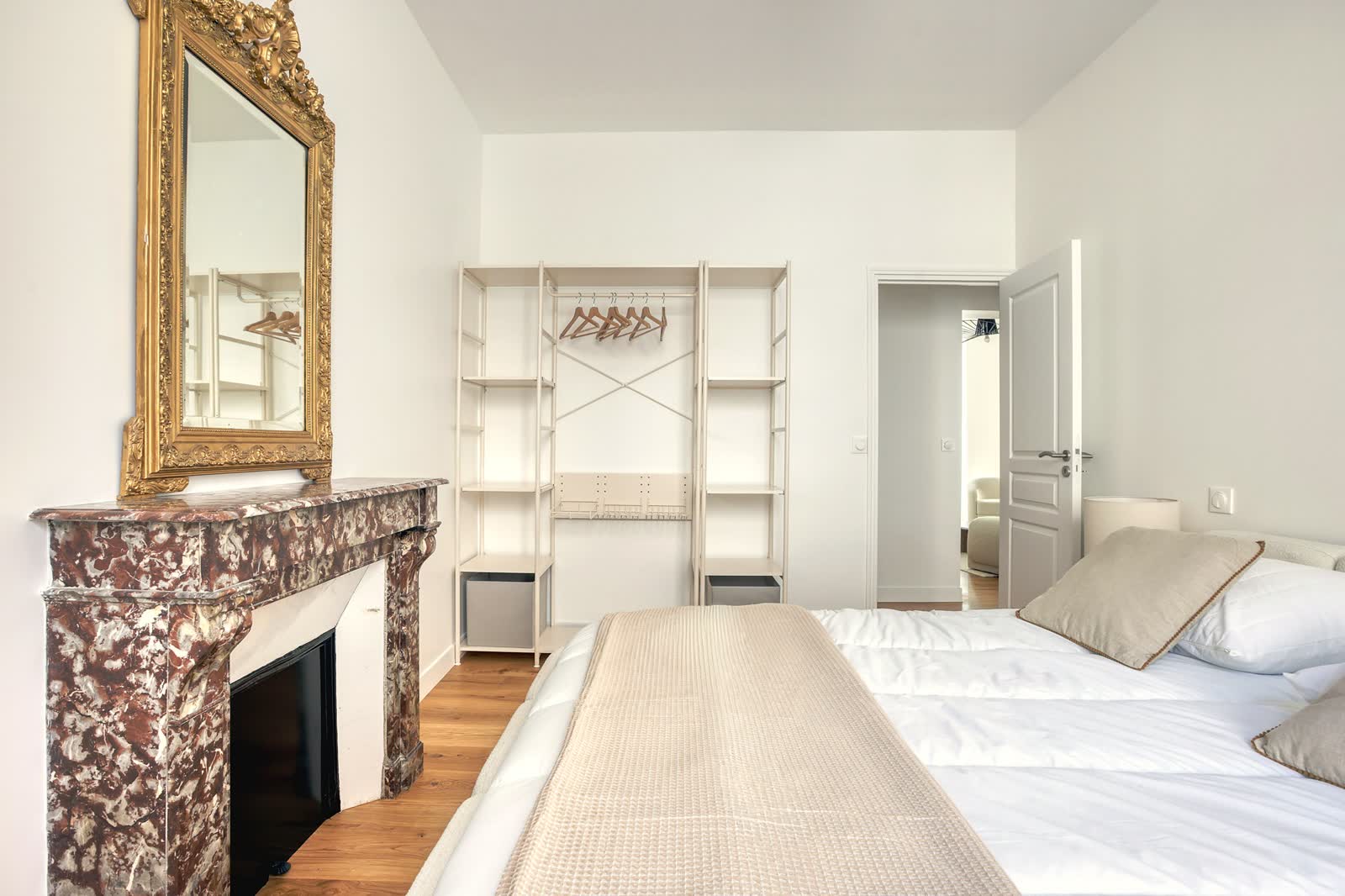 Chambre avec cheminée en marbre