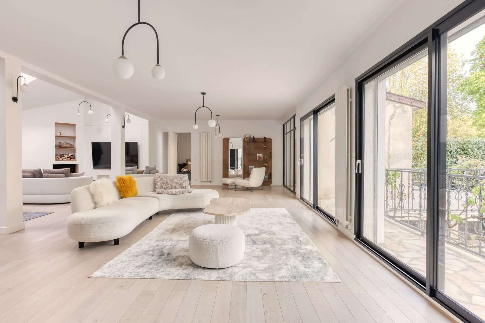 Séjour d’une villa, grandes baies vitrées
