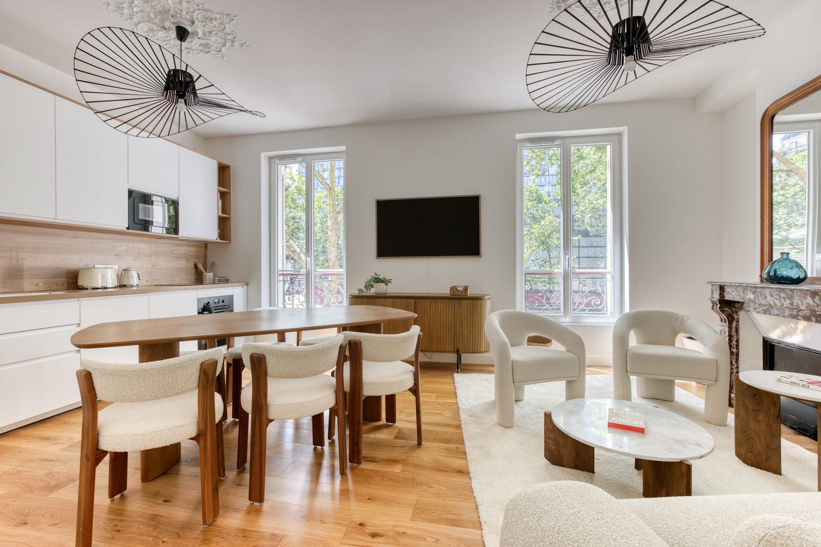 Séjour haussmannien rénové, appartement géré à Paris