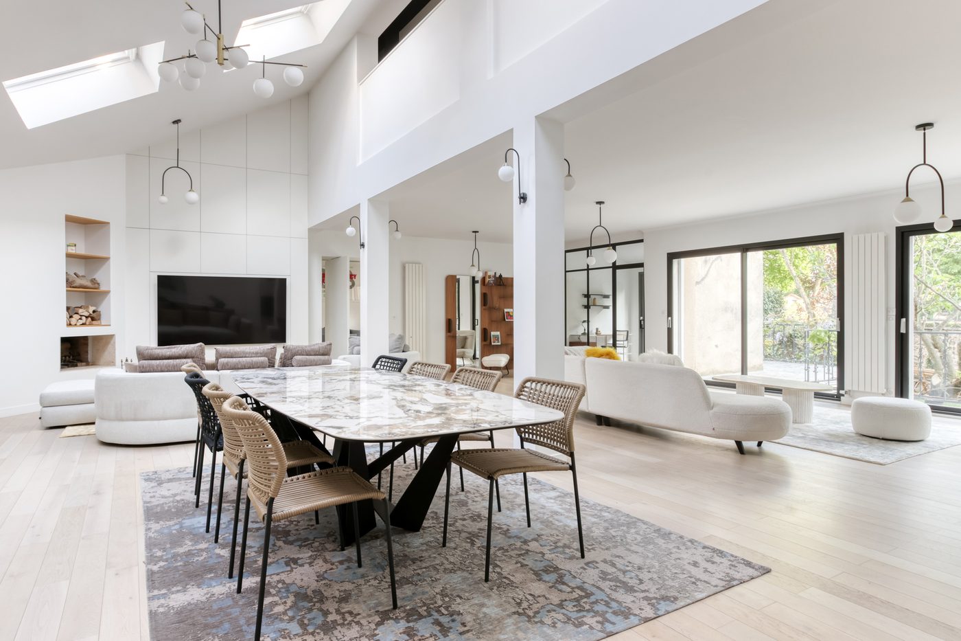 Séjour contemporain d'un bien géré en région parisienne